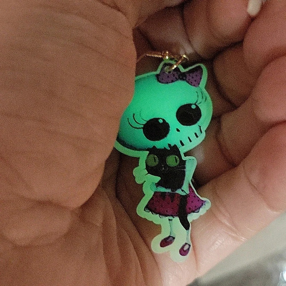 🔥LAST PAIR🔥 Glow-in-the-Dark Creepy Girl with Cat Earrings - Picture 1 of 7